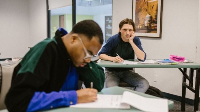 Cara Menghadapi Teman Yang Suka Nyontek Saat Ujian